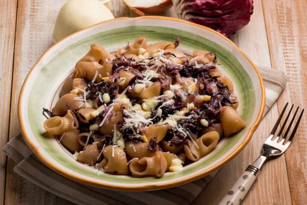 Pasta con crema di radicchio e speck